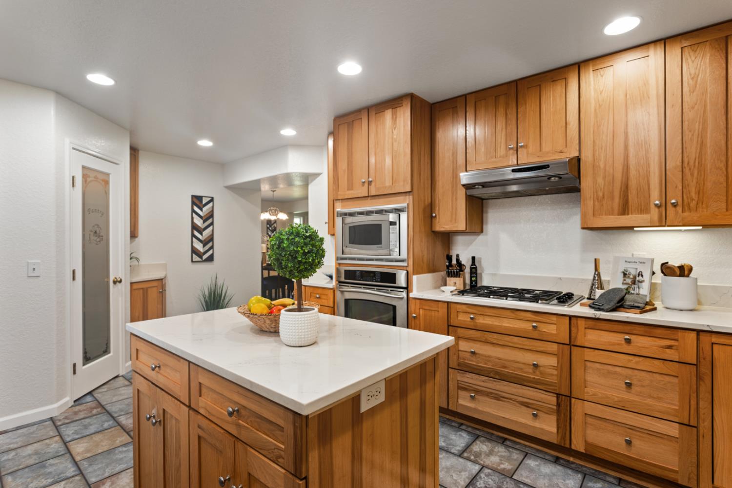 Detail Gallery Image 8 of 38 For 8782 Steven Ave, Orangevale,  CA 95662 - 4 Beds | 3 Baths
