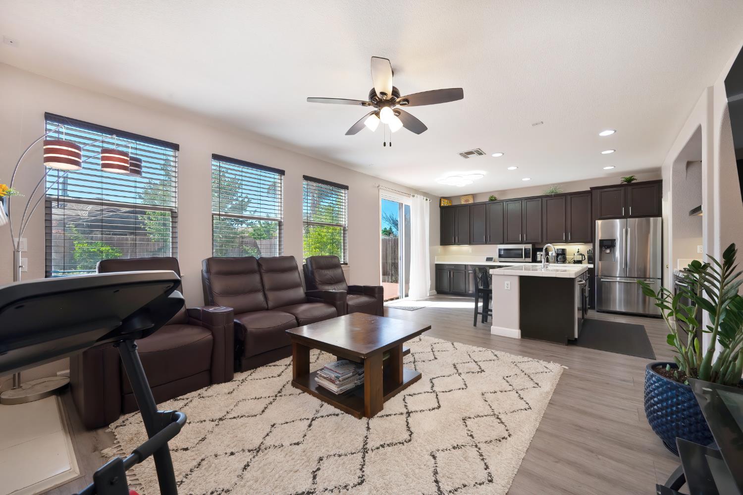 Detail Gallery Image 5 of 42 For 10112 Nebbiolo Ct, Elk Grove,  CA 95624 - 4 Beds | 3 Baths