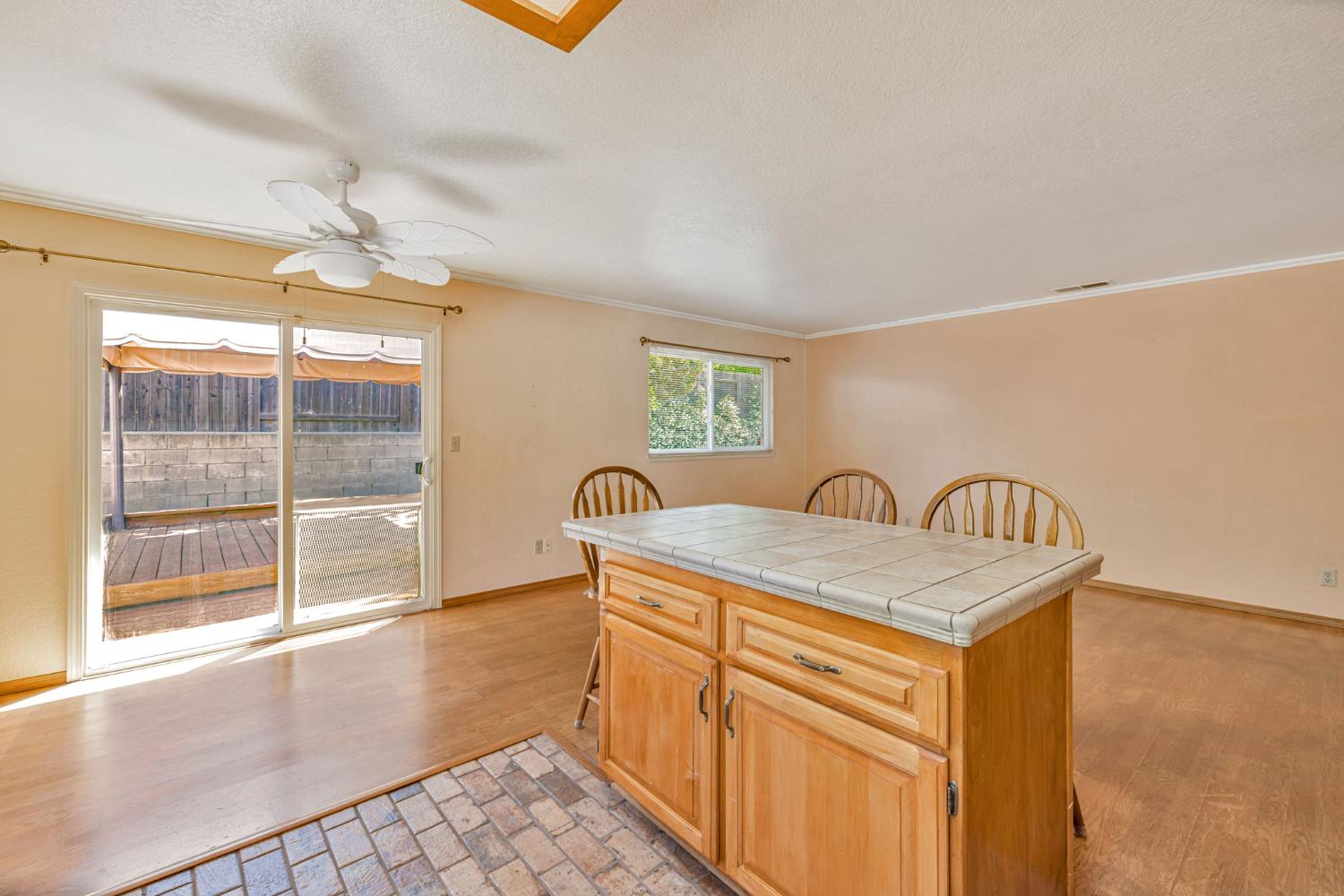 Detail Gallery Image 9 of 37 For 6818 Flaming Arrow Dr, Citrus Heights,  CA 95621 - 3 Beds | 2 Baths