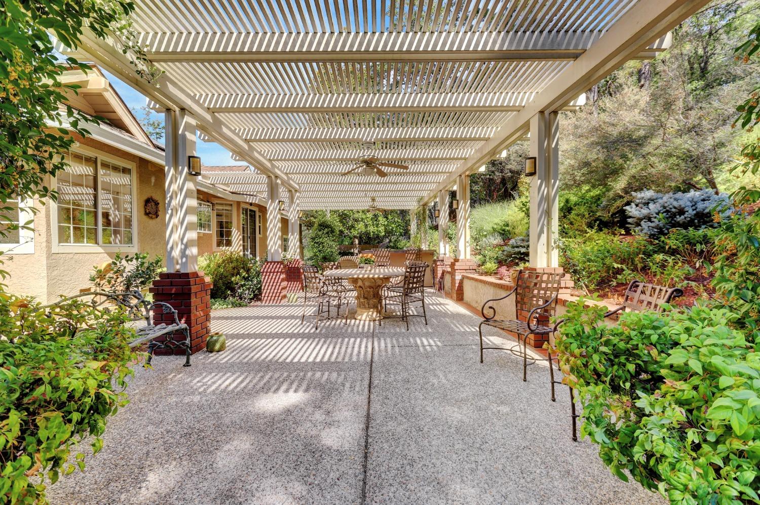 Detail Gallery Image 3 of 99 For 16949 Round Valley Cir, Grass Valley,  CA 95949 - 3 Beds | 2/1 Baths