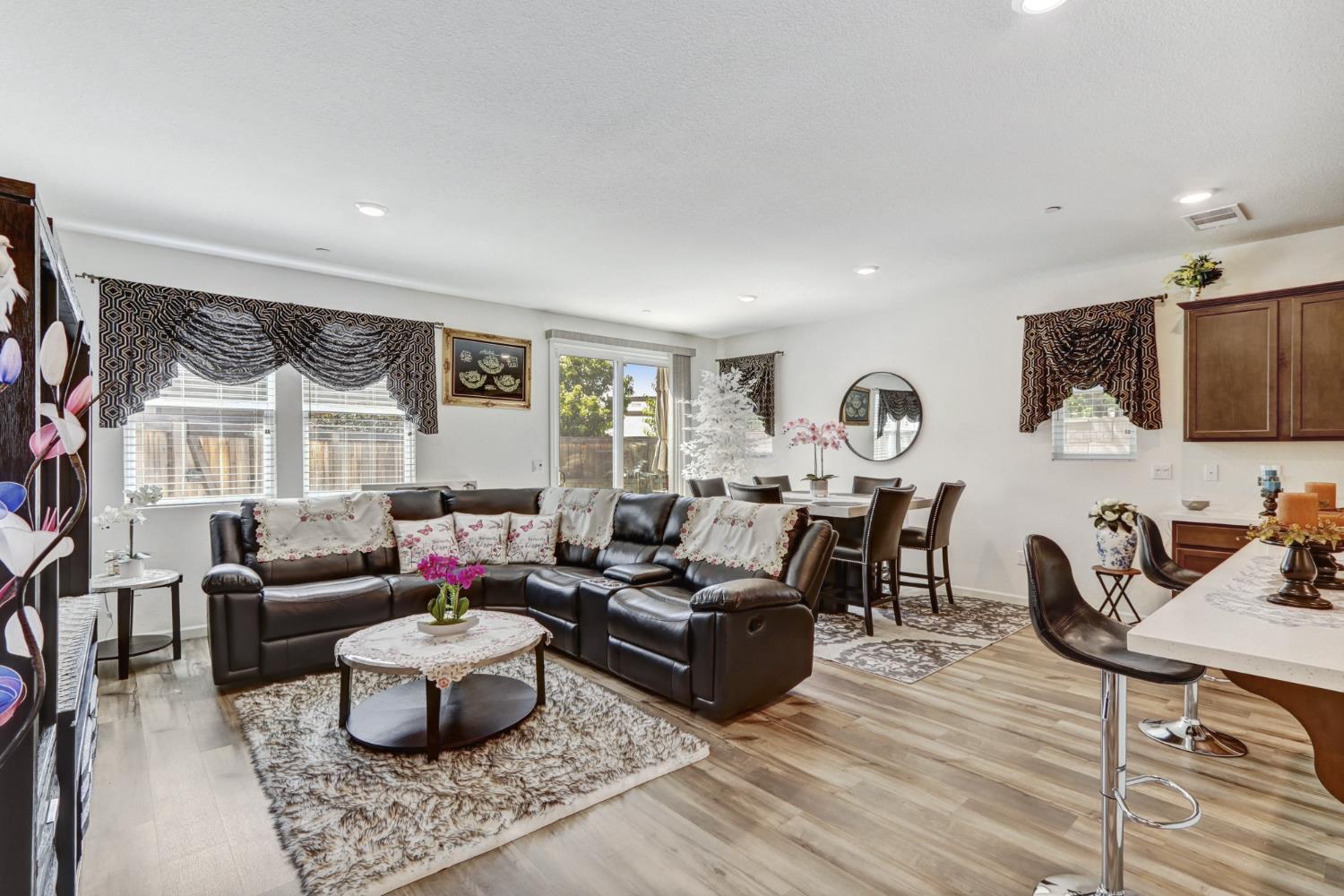 Detail Gallery Image 6 of 31 For 8150 S Kramer Ranch Ln, Elk Grove,  CA 95758 - 3 Beds | 2/1 Baths