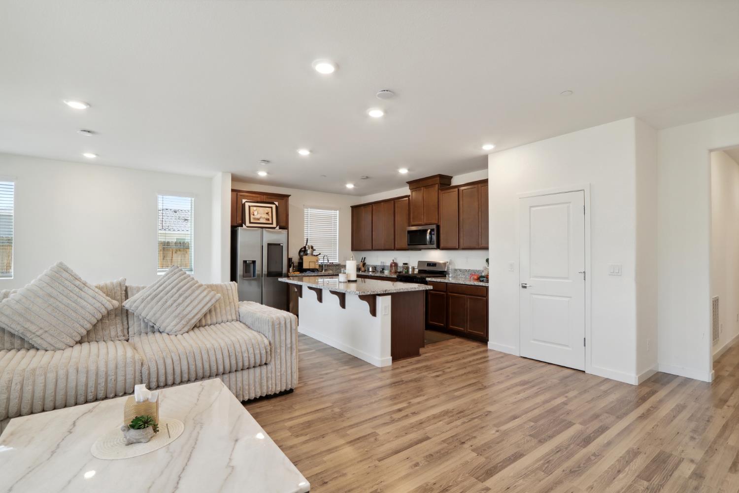Detail Gallery Image 9 of 37 For 8628 Lakha Cir, Sacramento,  CA 95828 - 4 Beds | 2 Baths