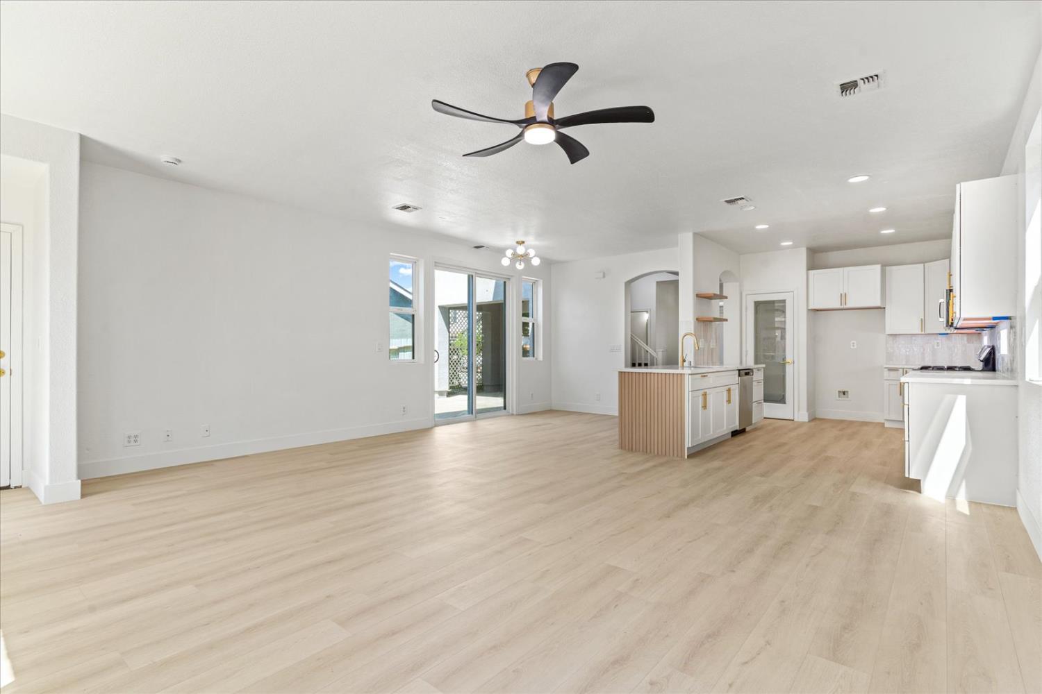 Detail Gallery Image 19 of 63 For 156 Bristol Way, Yuba City,  CA 95993 - 5 Beds | 2/1 Baths