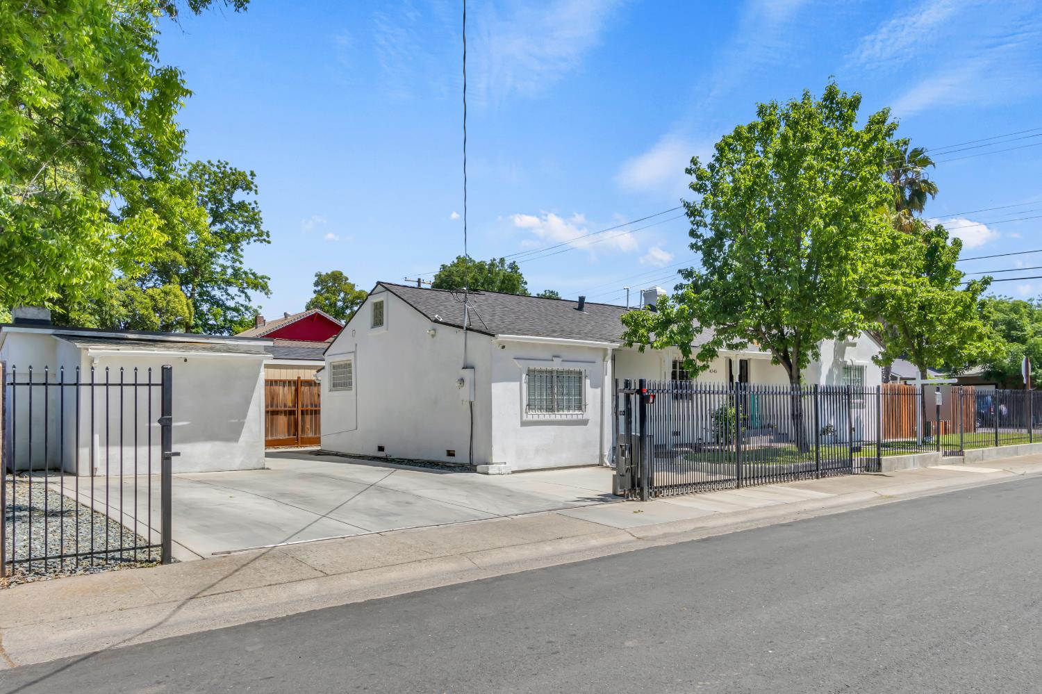 Detail Gallery Image 3 of 46 For 4345 48th St, Sacramento,  CA 95820 - 3 Beds | 2 Baths