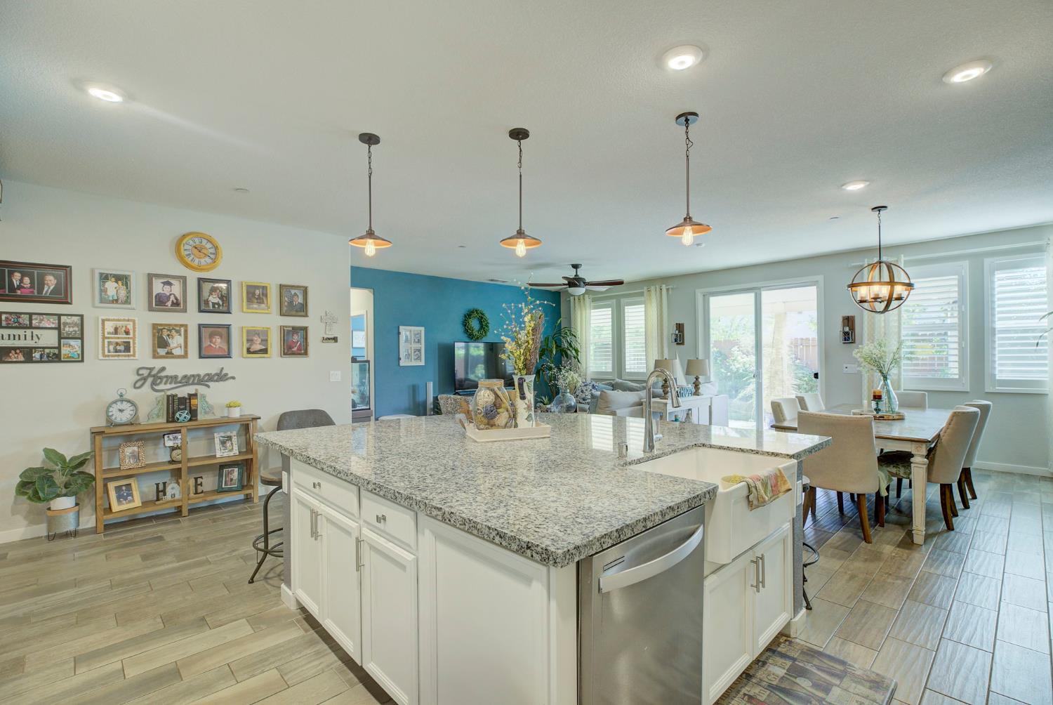 Detail Gallery Image 10 of 27 For 8755 Summer Sun Way, Elk Grove,  CA 95624 - 4 Beds | 3 Baths