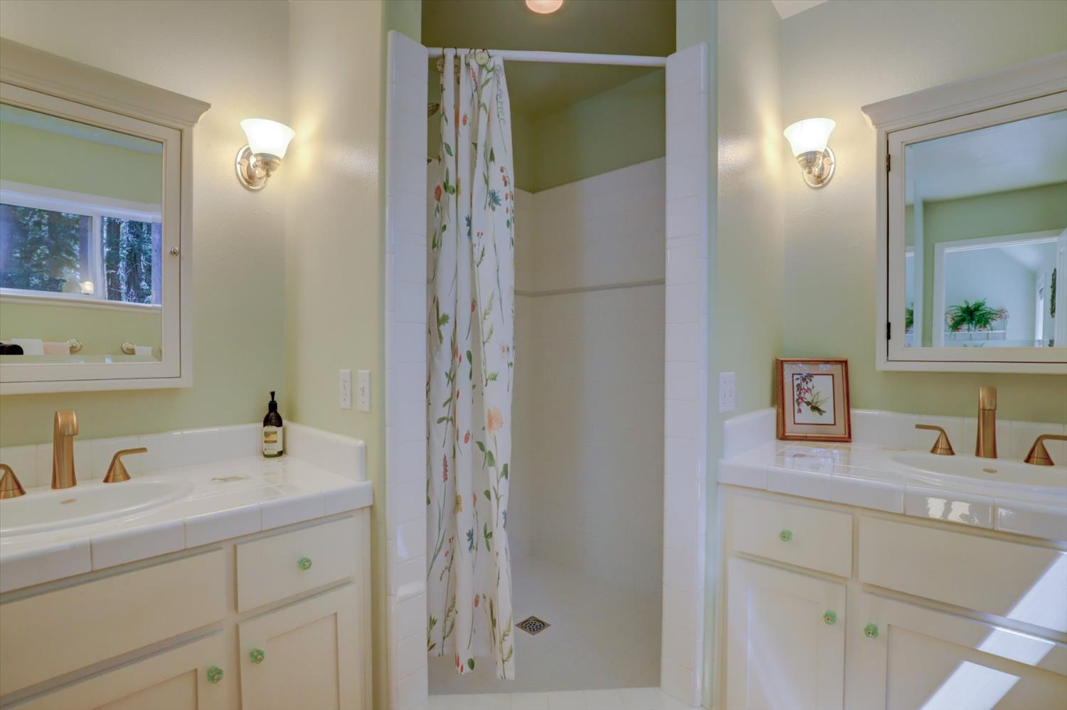 Detail Gallery Image 13 of 99 For 13459 Bass Trail, Grass Valley,  CA 95945 - 4 Beds | 3 Baths