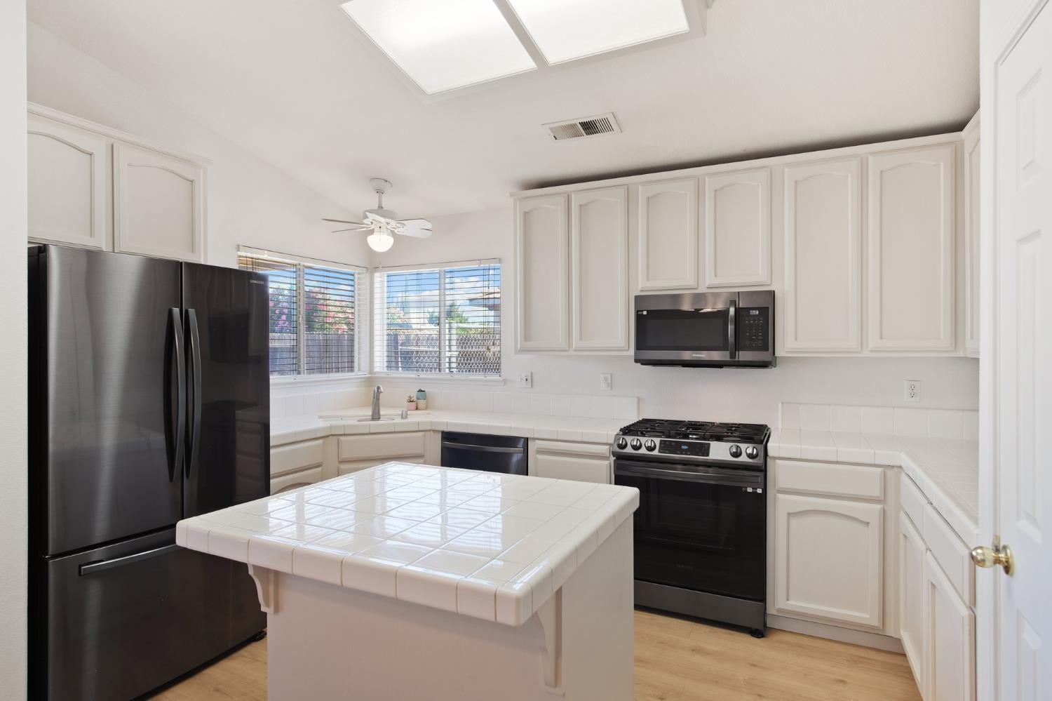 Detail Gallery Image 9 of 28 For 2711 Cameron Park Dr, Ceres,  CA 95307 - 3 Beds | 2 Baths