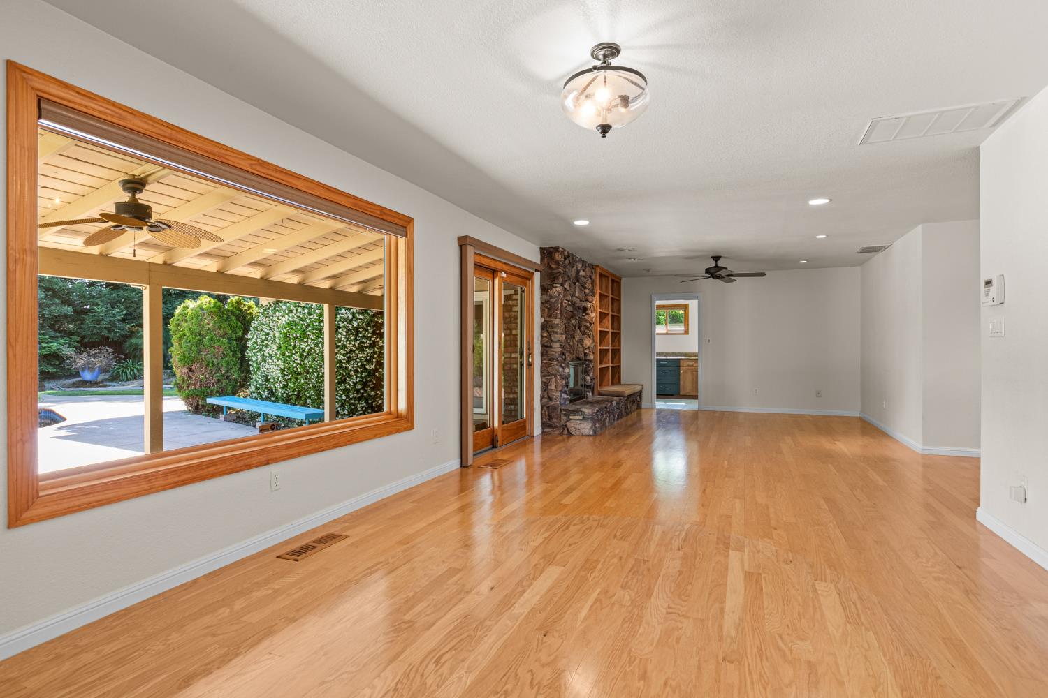Detail Gallery Image 8 of 41 For 6840 Appomattox Way, Carmichael,  CA 95608 - 3 Beds | 2 Baths
