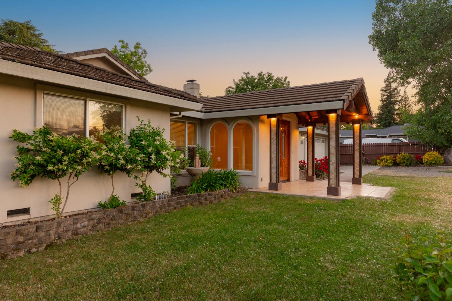Detail Gallery Image 3 of 49 For 7948 Orange Ave, Fair Oaks,  CA 95628 - 4 Beds | 3 Baths