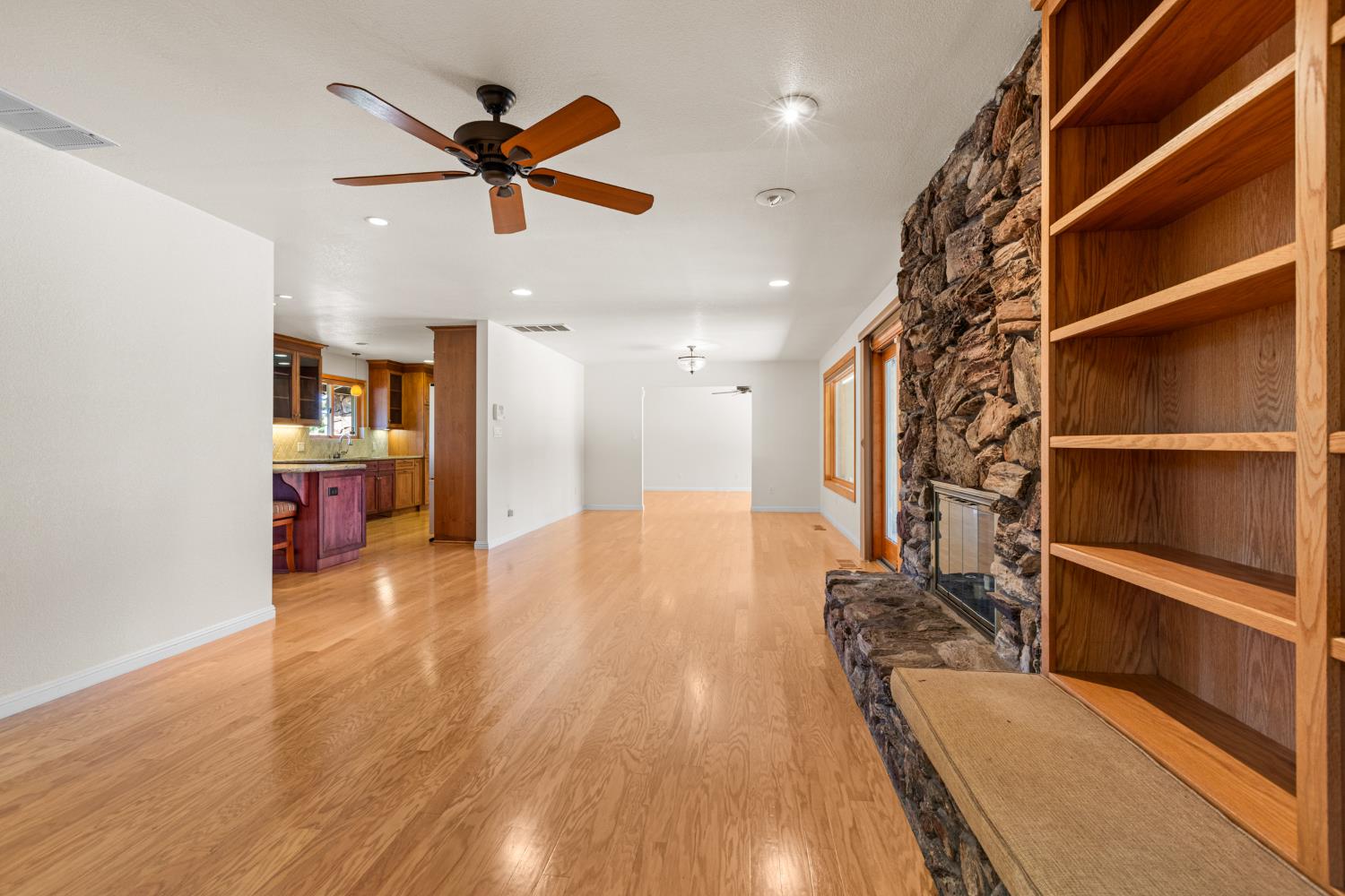 Detail Gallery Image 10 of 41 For 6840 Appomattox Way, Carmichael,  CA 95608 - 3 Beds | 2 Baths