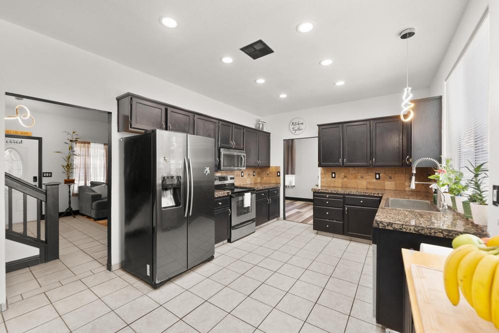 Detail Gallery Image 20 of 52 For 813 Sugar Pine Dr, Lathrop,  CA 95330 - 4 Beds | 3 Baths