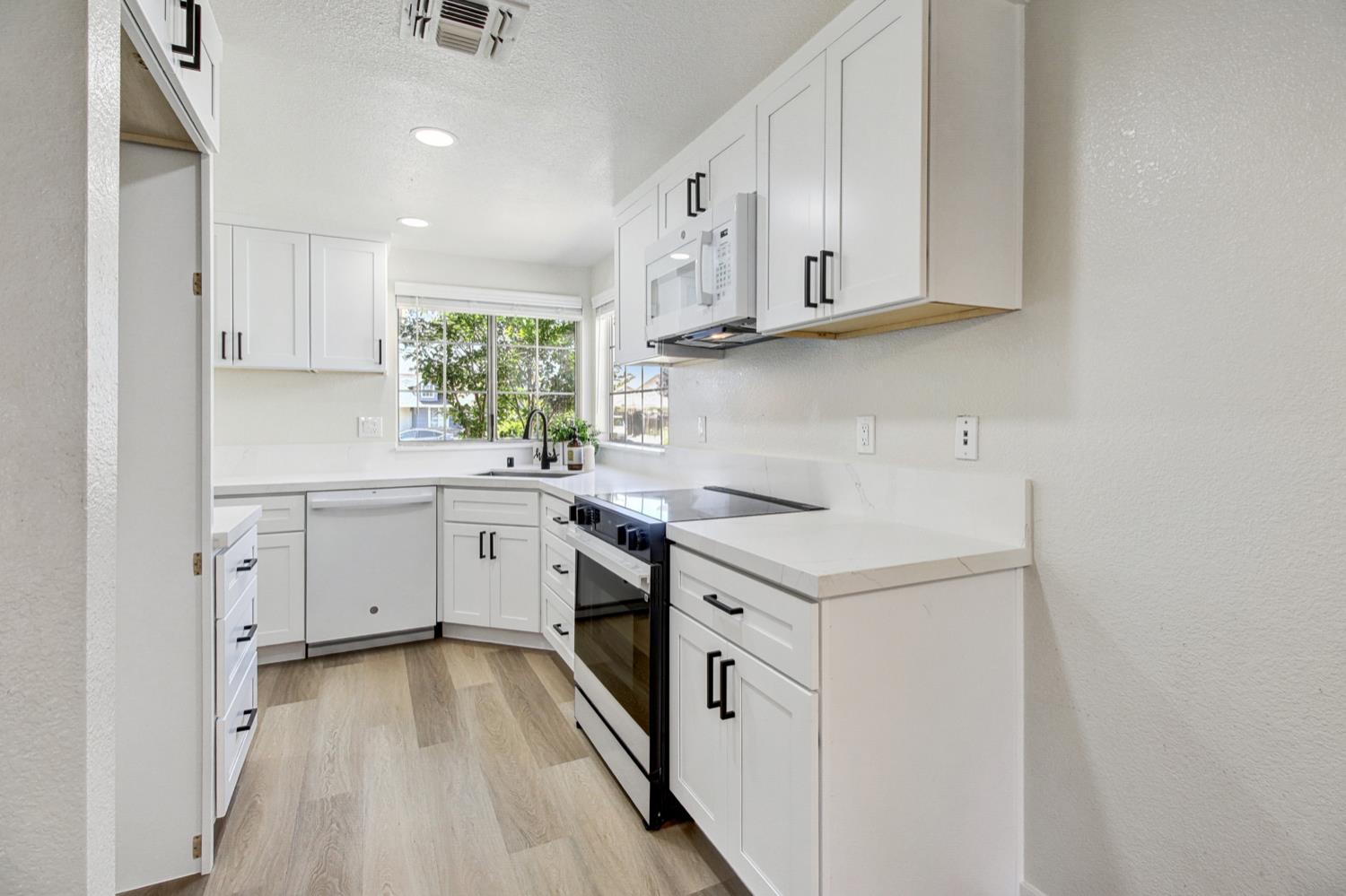 Detail Gallery Image 18 of 43 For 8135 Traver Ct, Sacramento,  CA 95828 - 3 Beds | 2 Baths