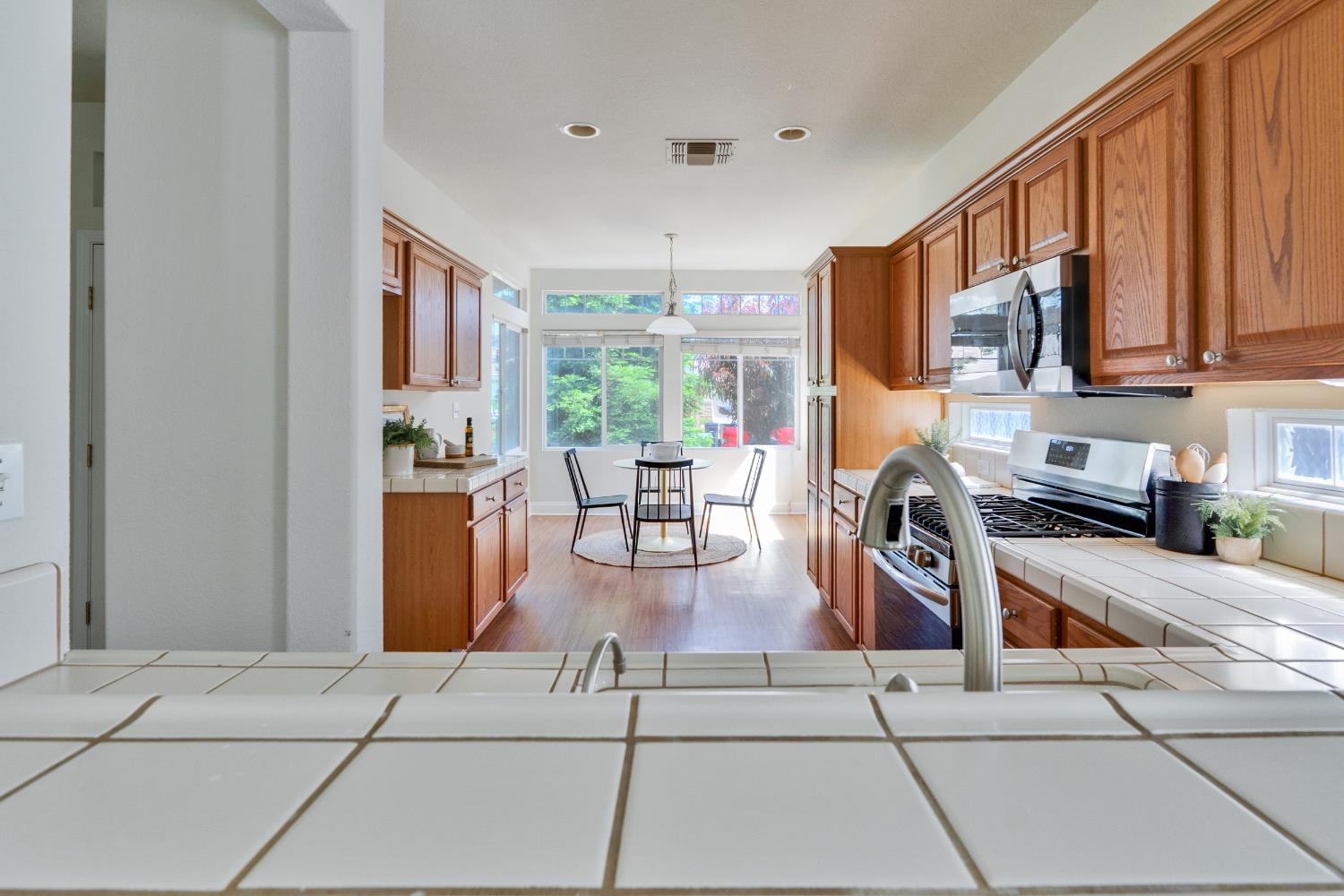 Detail Gallery Image 11 of 34 For 9588 Fetlock Way, Elk Grove,  CA 95624 - 3 Beds | 2 Baths