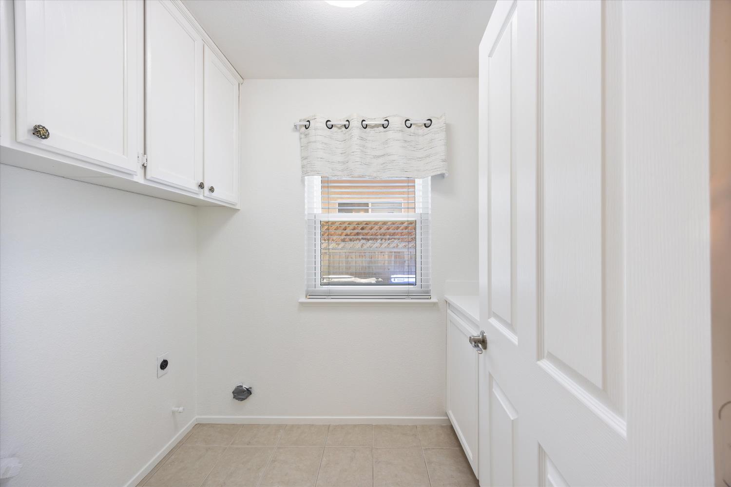 Detail Gallery Image 36 of 40 For 2929 Turnbuckle Cir, Elk Grove,  CA 95758 - 4 Beds | 2/1 Baths