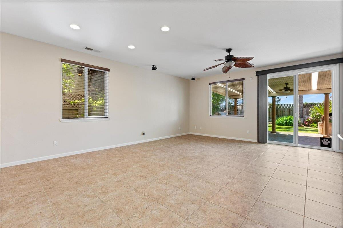 Detail Gallery Image 11 of 48 For 5313 Dusty Rose Way, Rancho Cordova,  CA 95742 - 3 Beds | 2 Baths