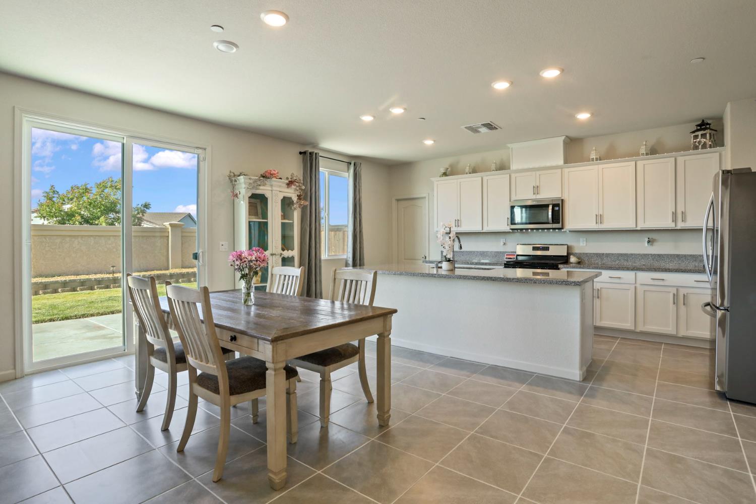 Detail Gallery Image 14 of 64 For 6925 Foraker Dr, Stockton,  CA 95219 - 5 Beds | 3/1 Baths