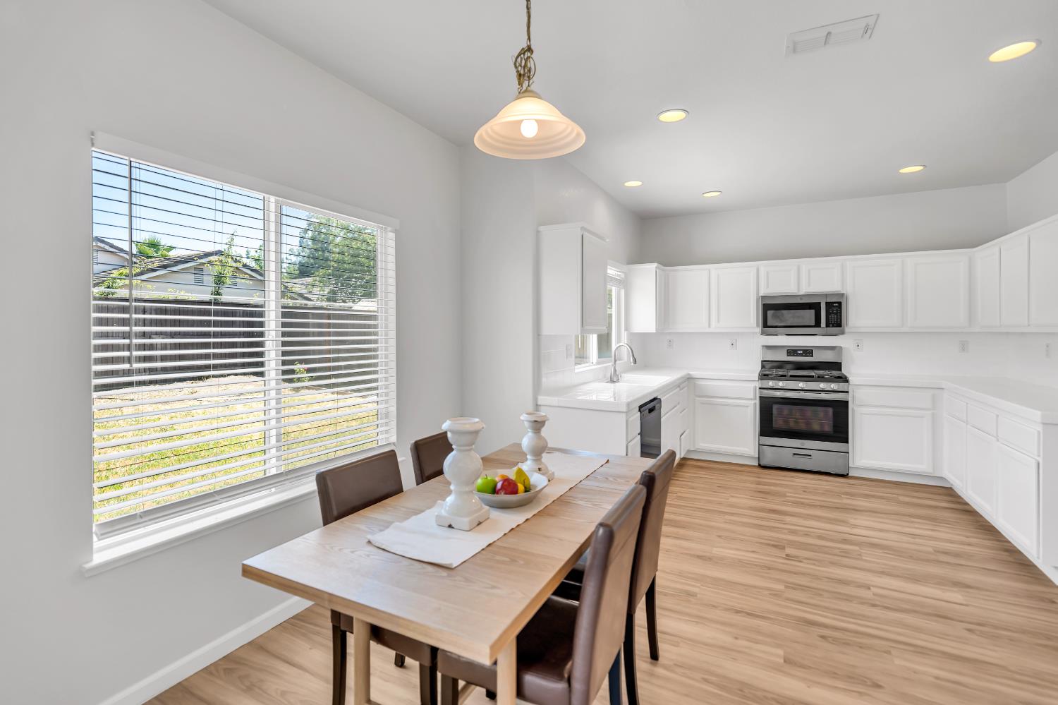 Detail Gallery Image 8 of 39 For 5342 Alvoca Way, Sacramento,  CA 95835 - 5 Beds | 3 Baths