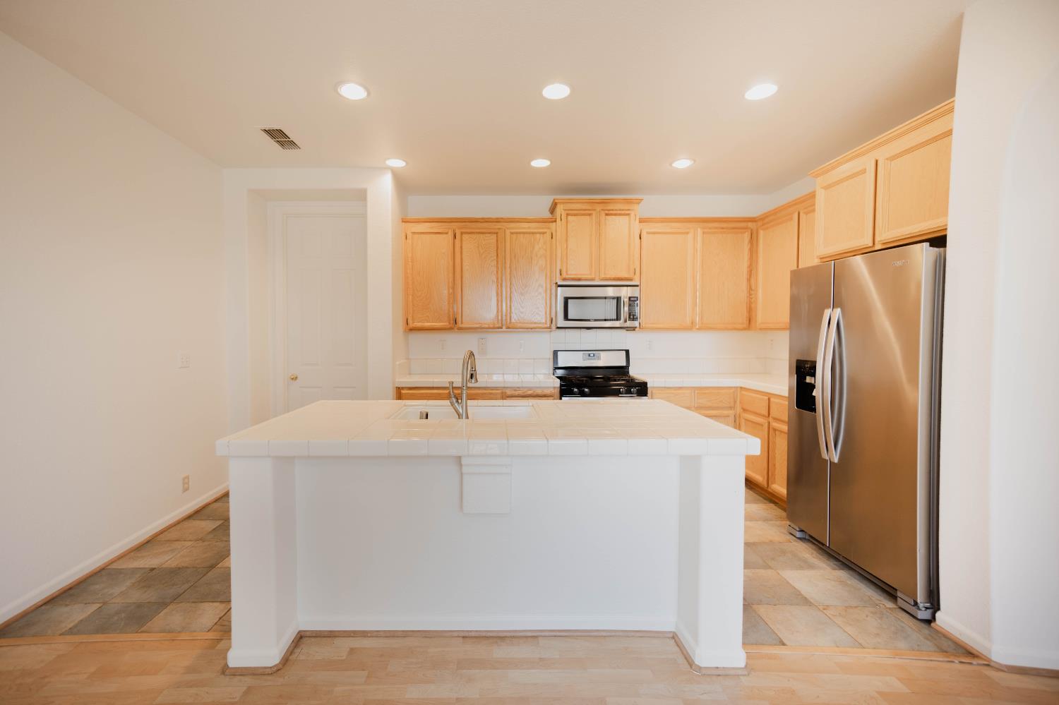 Detail Gallery Image 12 of 36 For 1187 W Kneebone Ct, Plumas Lake,  CA 95961 - 3 Beds | 2 Baths