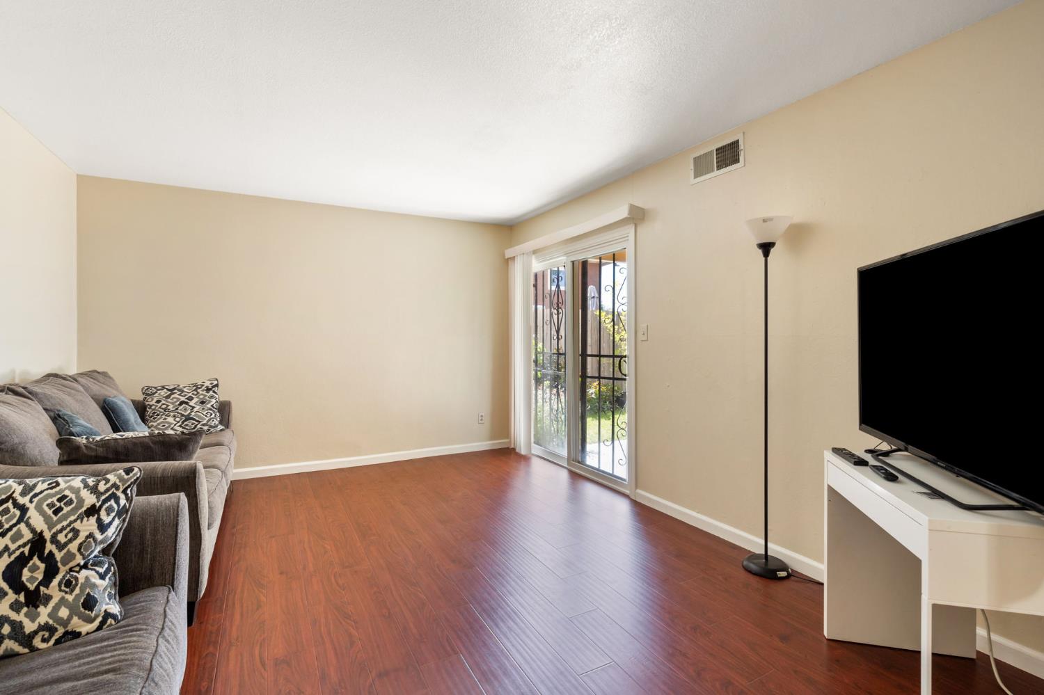 Detail Gallery Image 5 of 23 For 6099 Heath Way, Sacramento,  CA 95823 - 3 Beds | 2 Baths