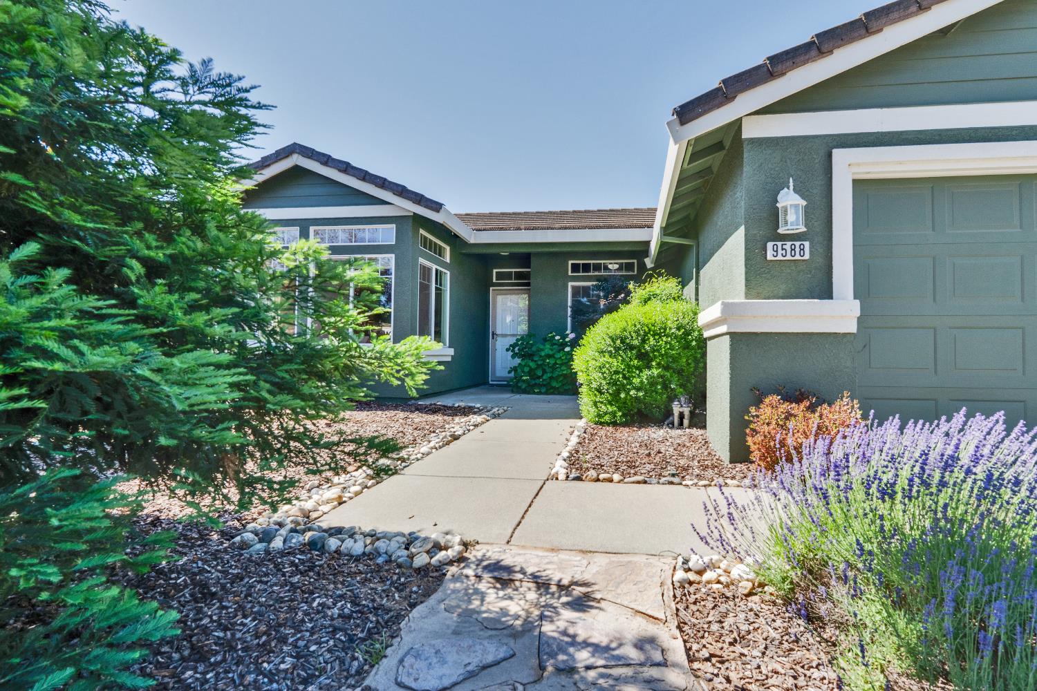 Detail Gallery Image 3 of 34 For 9588 Fetlock Way, Elk Grove,  CA 95624 - 3 Beds | 2 Baths