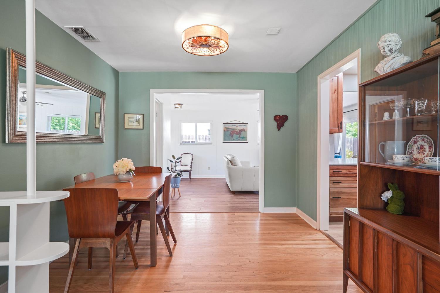 Detail Gallery Image 5 of 28 For 2110 Cascade Rd, Sacramento,  CA 95864 - 3 Beds | 2 Baths