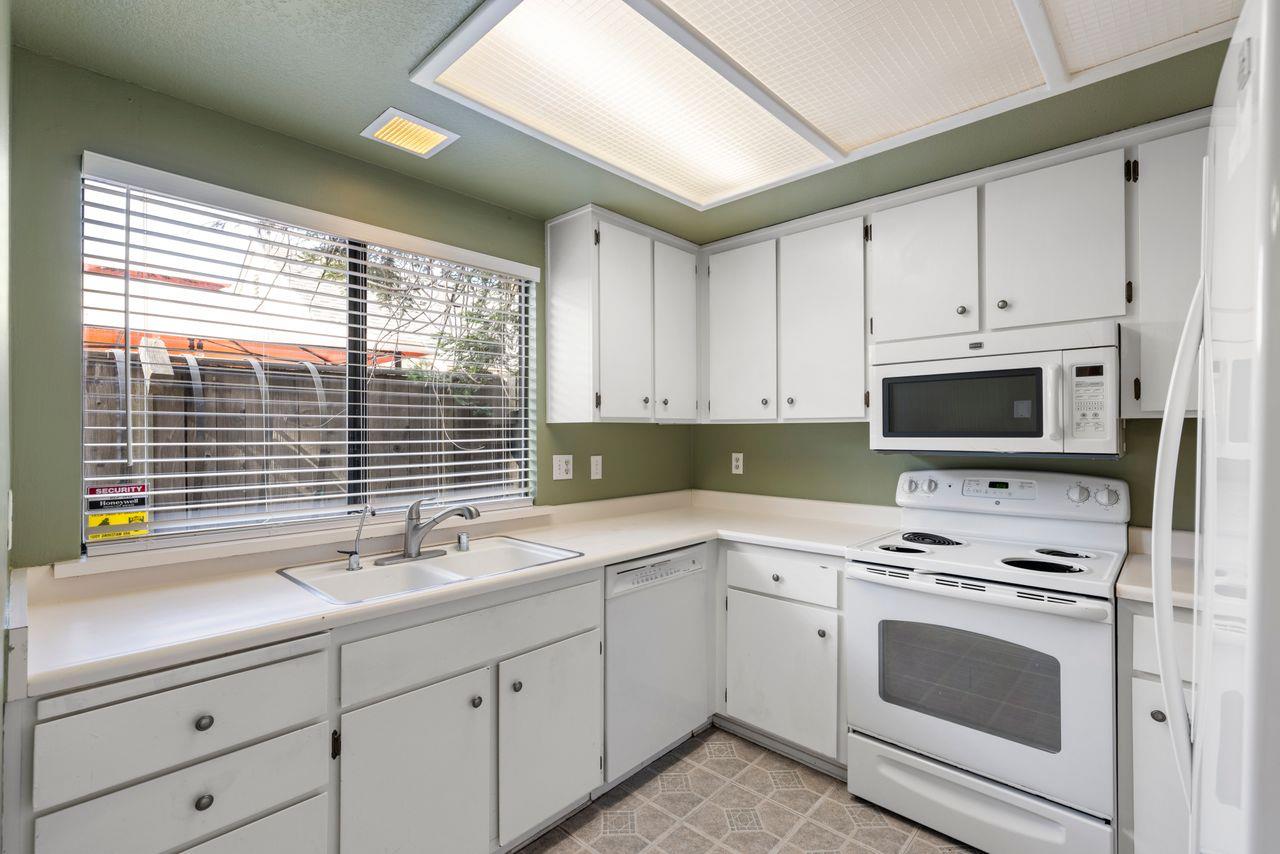 Detail Gallery Image 3 of 37 For 7 Whitecap Ct, Sacramento,  CA 95833 - 3 Beds | 2 Baths