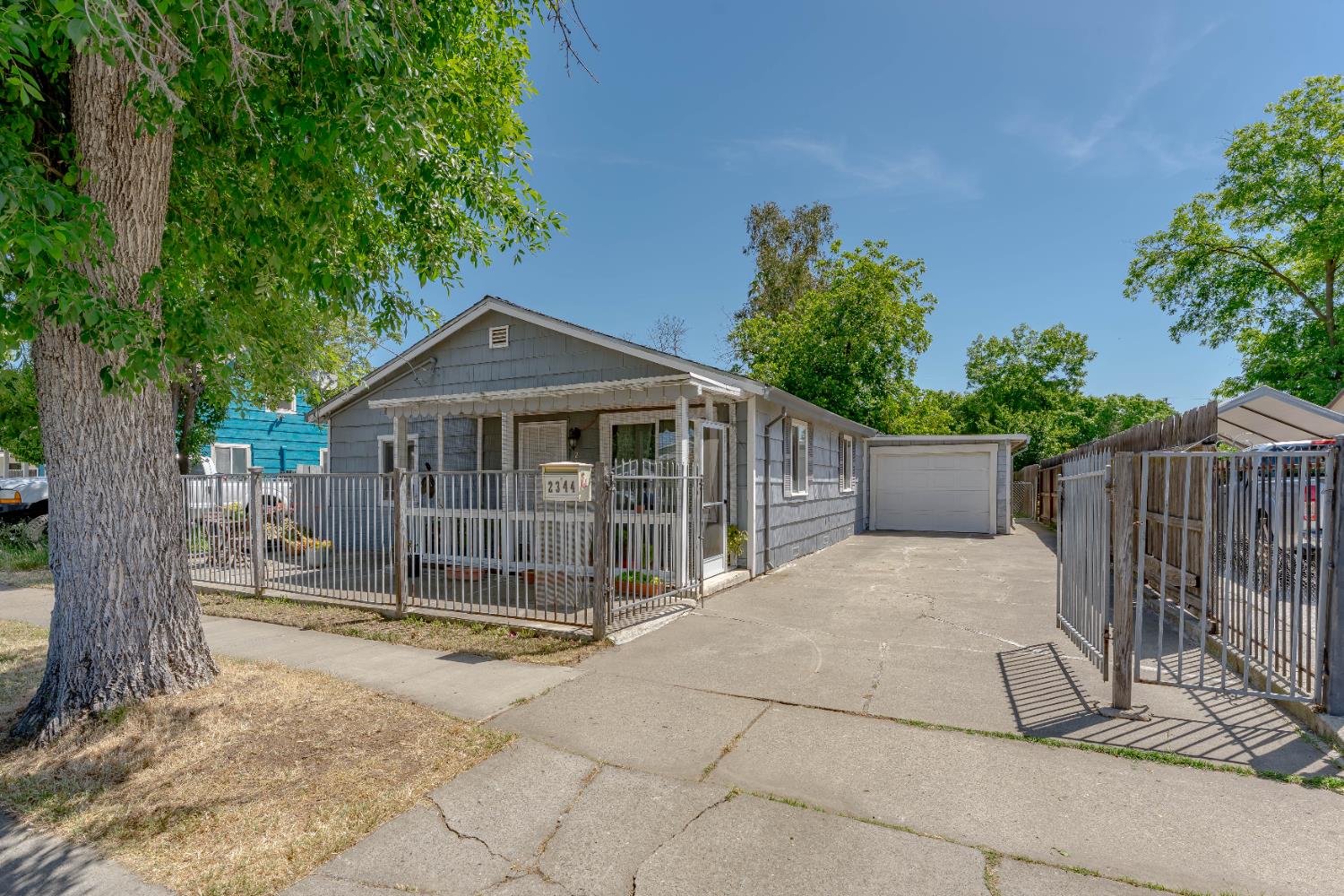 Detail Gallery Image 1 of 16 For 2344 Boxwood St, Sacramento,  CA 95815 - 3 Beds | 1 Baths