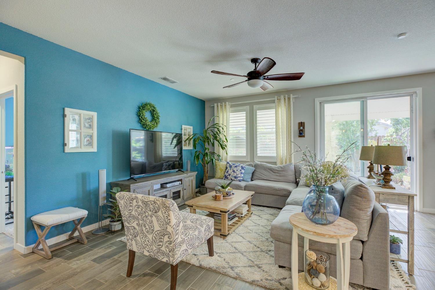 Detail Gallery Image 5 of 27 For 8755 Summer Sun Way, Elk Grove,  CA 95624 - 4 Beds | 3 Baths
