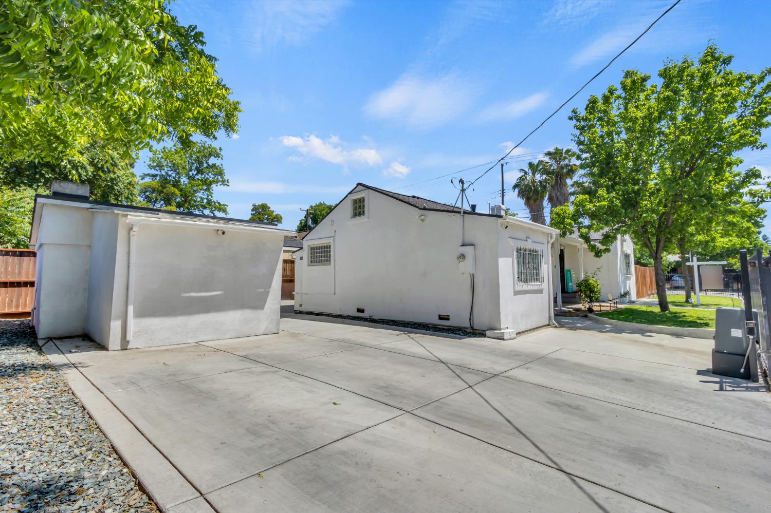 Detail Gallery Image 4 of 46 For 4345 48th St, Sacramento,  CA 95820 - 3 Beds | 2 Baths