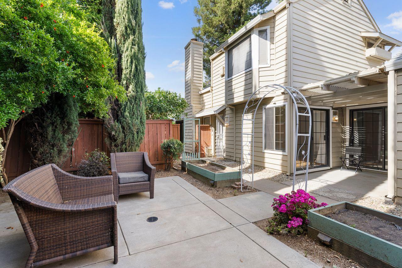 Detail Gallery Image 1 of 37 For 7 Whitecap Ct, Sacramento,  CA 95833 - 3 Beds | 2 Baths