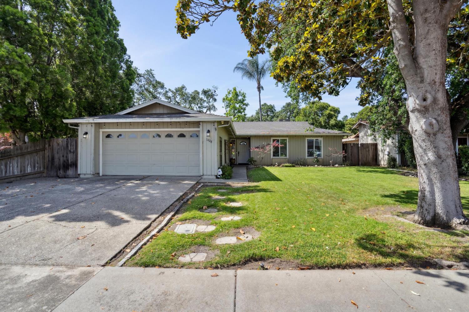 Detail Gallery Image 1 of 24 For 1428 Chelsea Way, Stockton,  CA 95209 - 3 Beds | 2 Baths