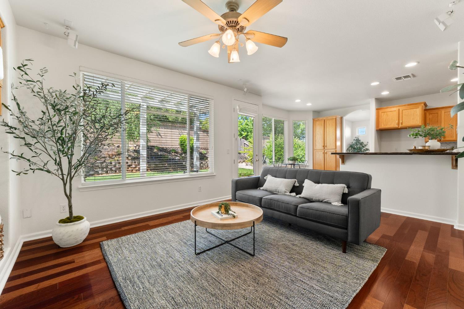 Detail Gallery Image 17 of 53 For 1889 Broadford Dr, Folsom,  CA 95630 - 4 Beds | 3 Baths
