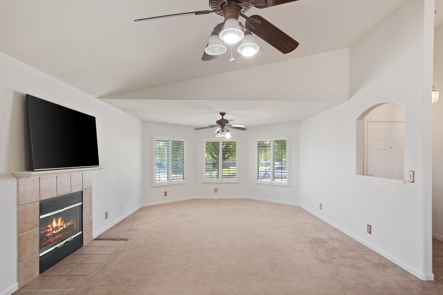 Detail Gallery Image 4 of 28 For 2711 Cameron Park Dr, Ceres,  CA 95307 - 3 Beds | 2 Baths