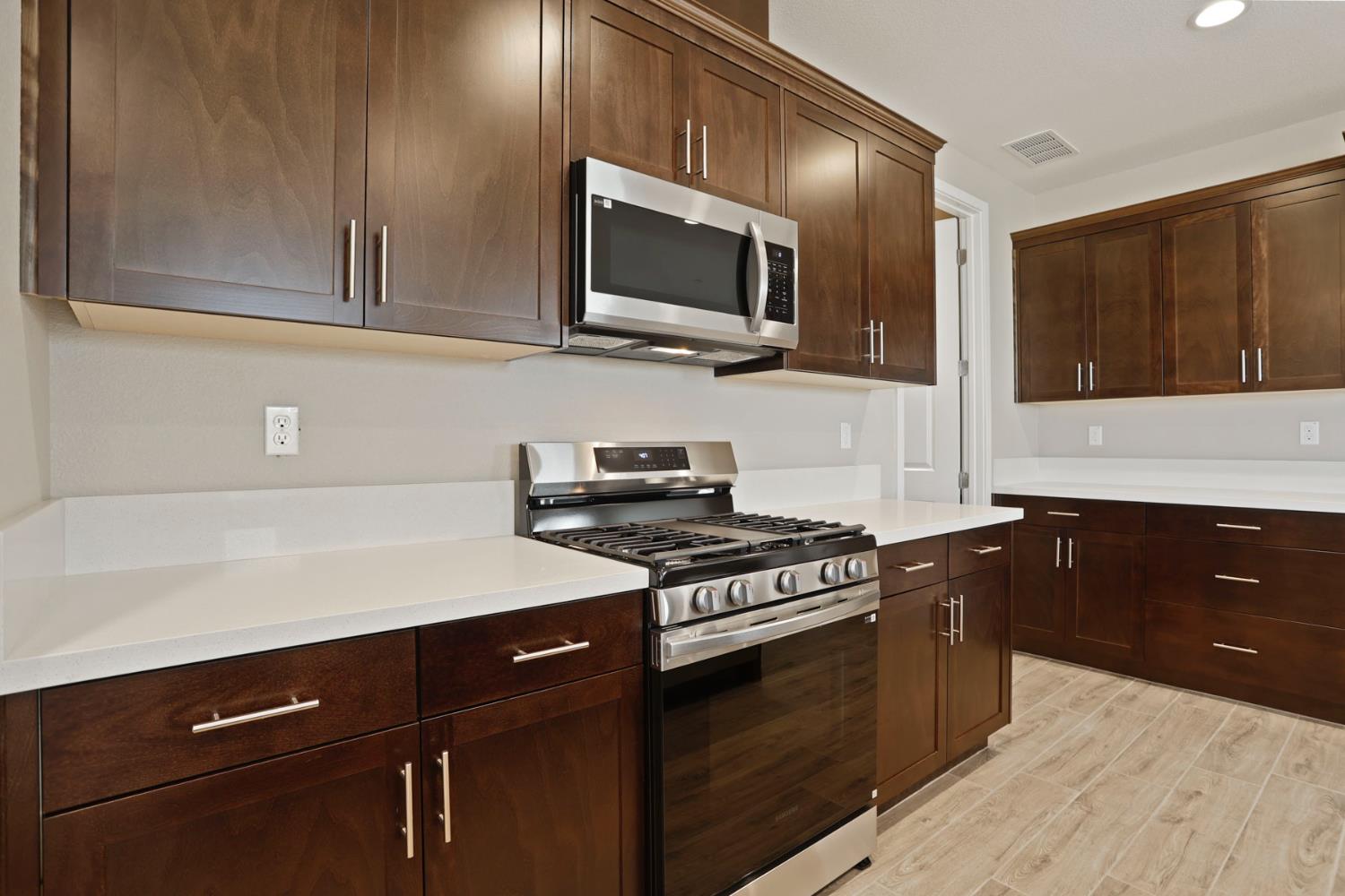 Detail Gallery Image 11 of 34 For 2176 Enchantment Dr, Manteca,  CA 95337 - 3 Beds | 2/1 Baths