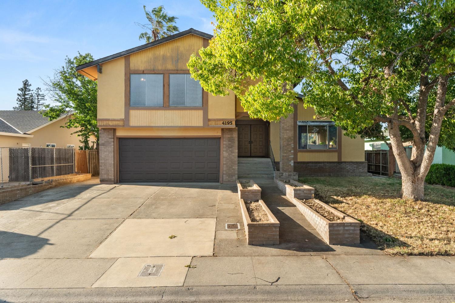 Detail Gallery Image 1 of 40 For 4195 Amapola Way, Sacramento,  CA 95823 - 4 Beds | 2/1 Baths