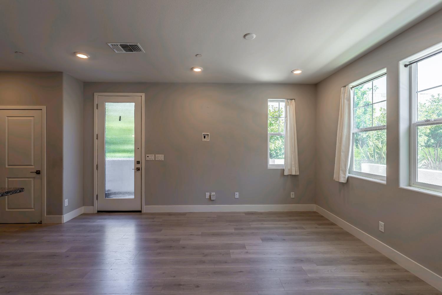Detail Gallery Image 10 of 41 For 3080 Seaspray Walk, Sacramento,  CA 95833 - 3 Beds | 2/1 Baths