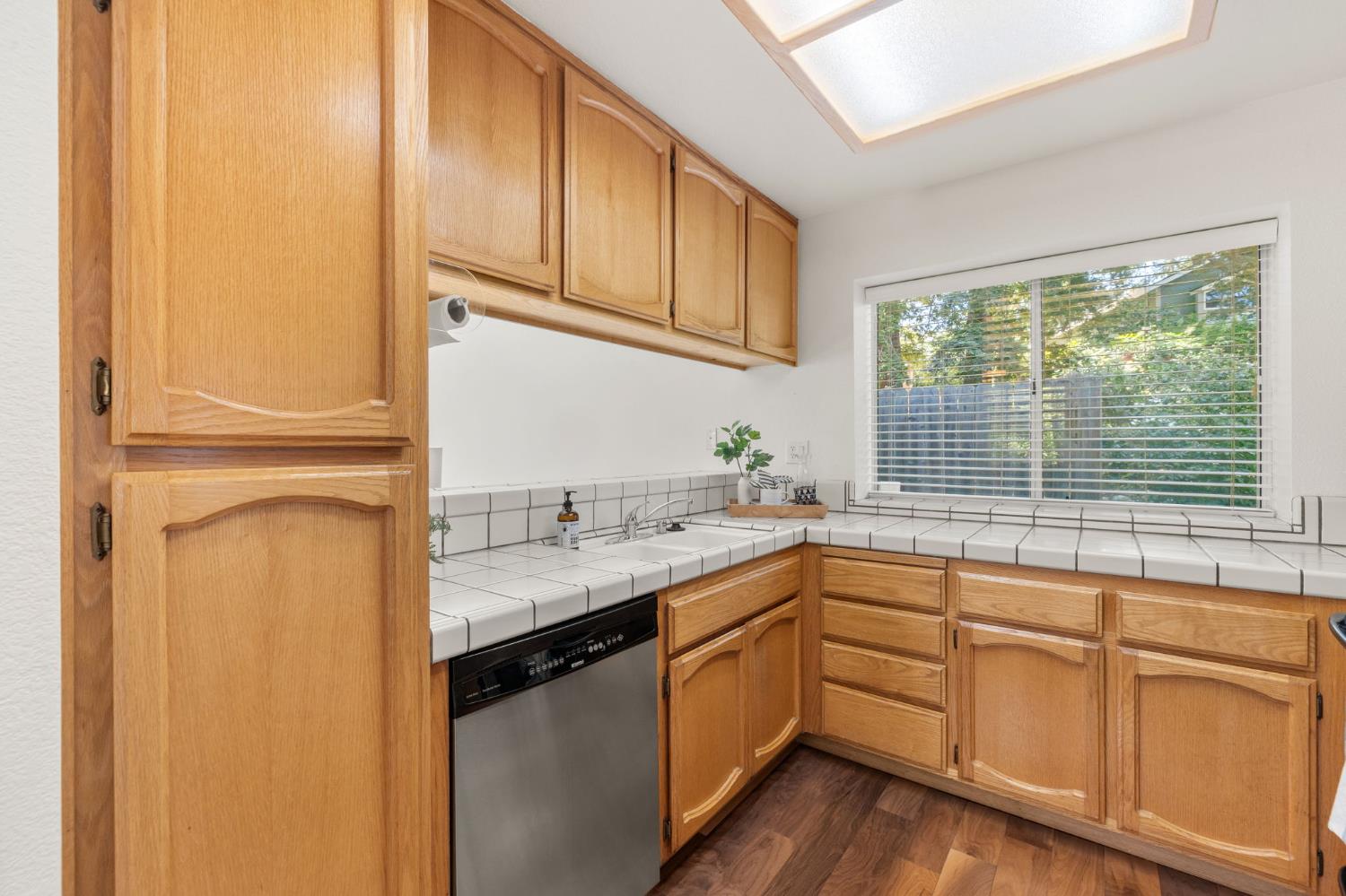 Detail Gallery Image 17 of 28 For 4124 Briarhollow Ct, Fair Oaks,  CA 95628 - 4 Beds | 3 Baths