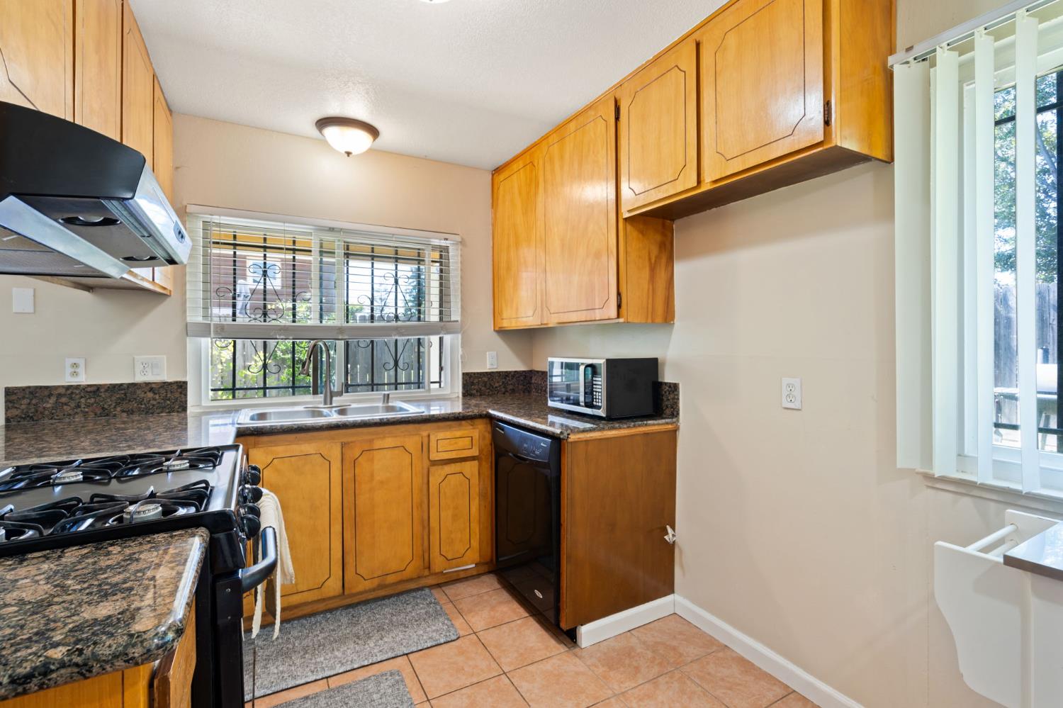Detail Gallery Image 10 of 23 For 6099 Heath Way, Sacramento,  CA 95823 - 3 Beds | 2 Baths
