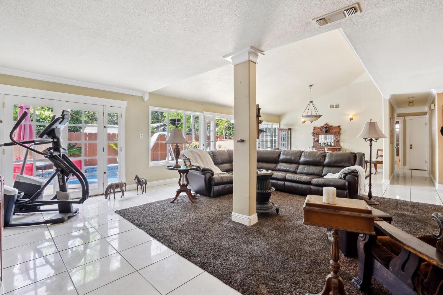 Detail Gallery Image 6 of 24 For 1428 Chelsea Way, Stockton,  CA 95209 - 3 Beds | 2 Baths