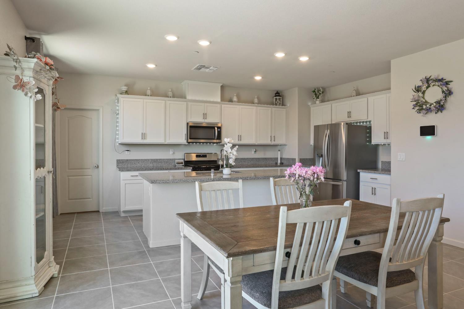Detail Gallery Image 16 of 64 For 6925 Foraker Dr, Stockton,  CA 95219 - 5 Beds | 3/1 Baths