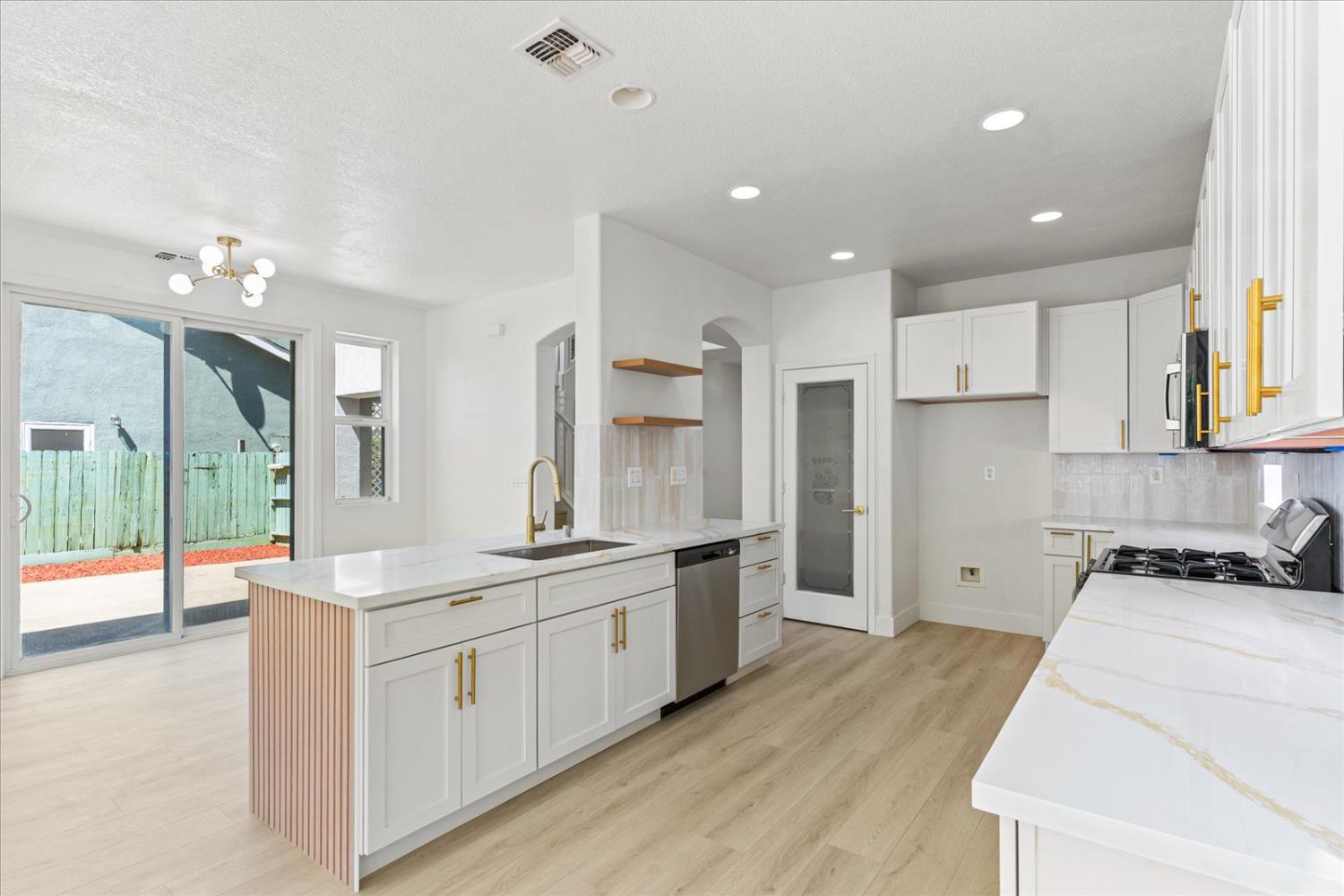 Detail Gallery Image 21 of 63 For 156 Bristol Way, Yuba City,  CA 95993 - 5 Beds | 2/1 Baths