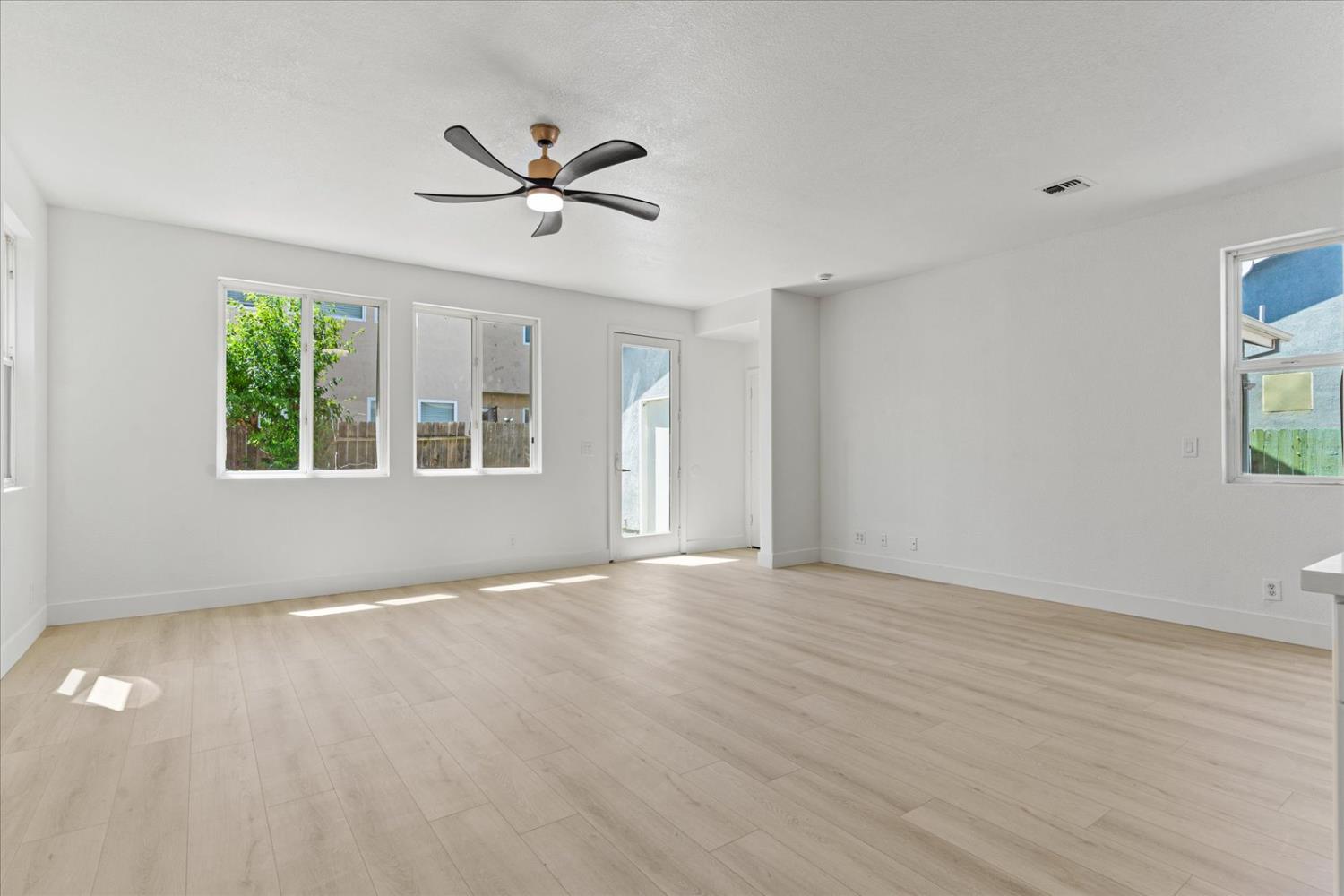 Detail Gallery Image 20 of 63 For 156 Bristol Way, Yuba City,  CA 95993 - 5 Beds | 2/1 Baths