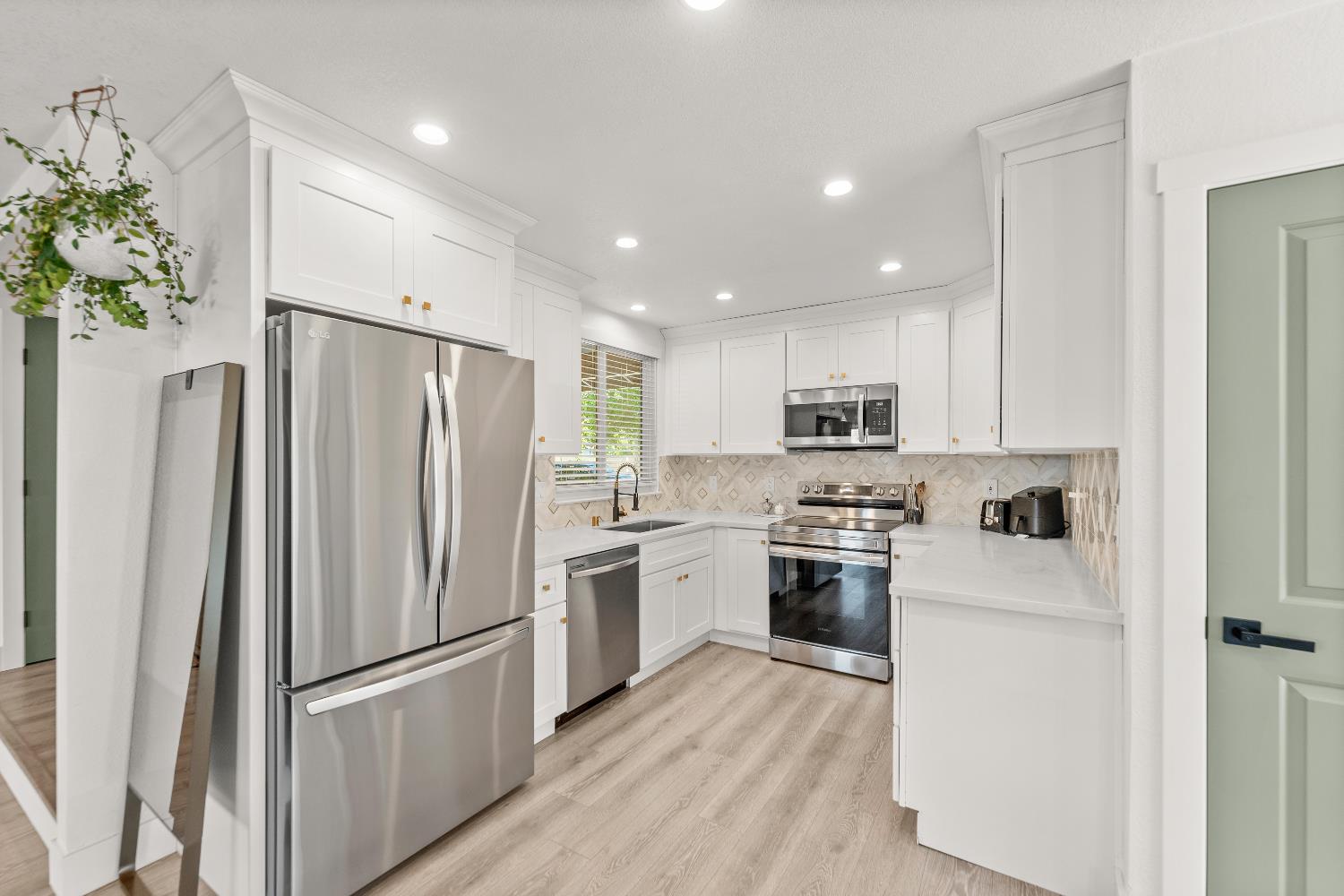 Detail Gallery Image 2 of 33 For 6840 Kettering Cir, Fair Oaks,  CA 95628 - 3 Beds | 2 Baths