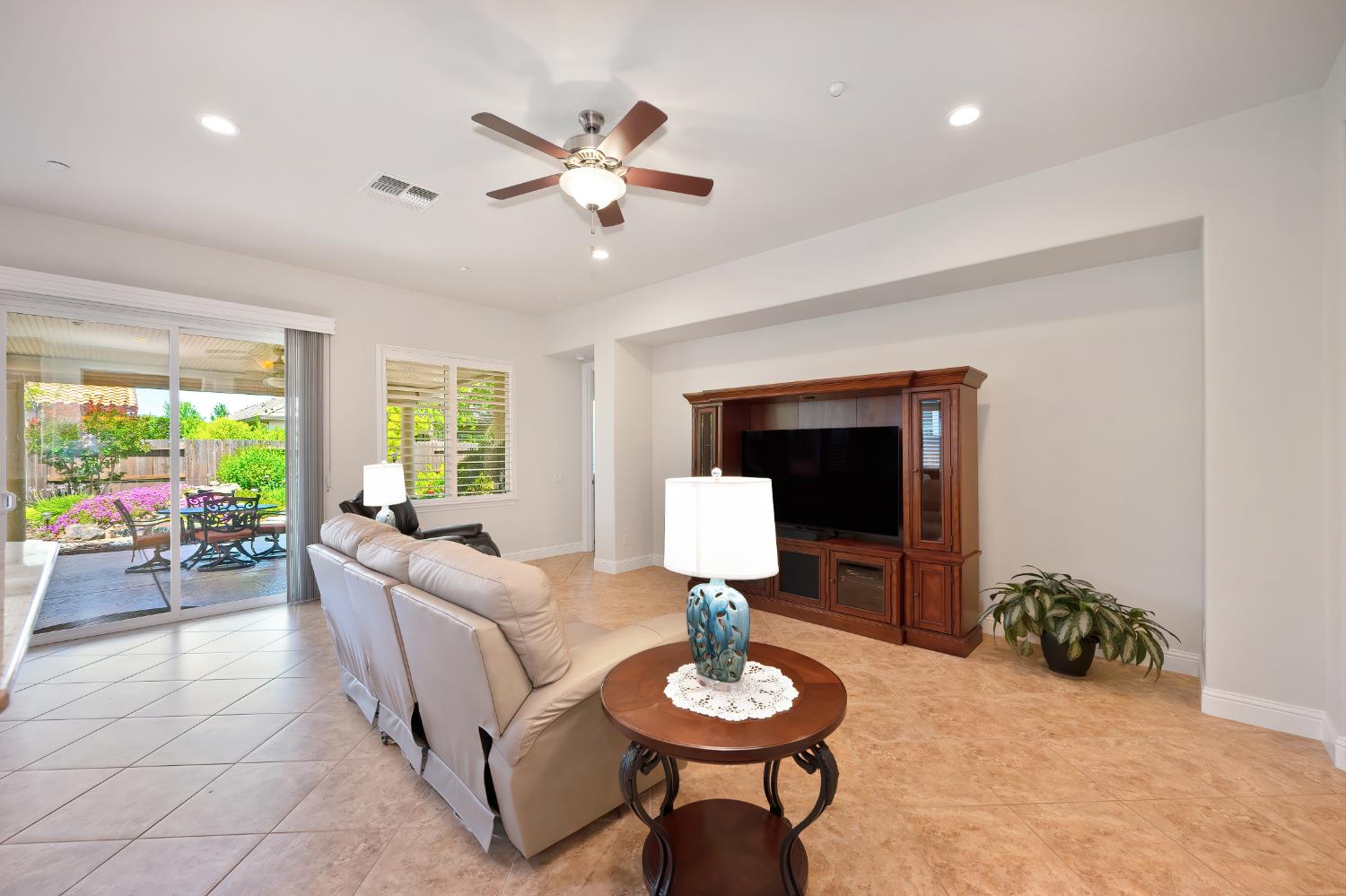 Detail Gallery Image 12 of 57 For 224 Aske Ct, Roseville,  CA 95747 - 3 Beds | 2 Baths
