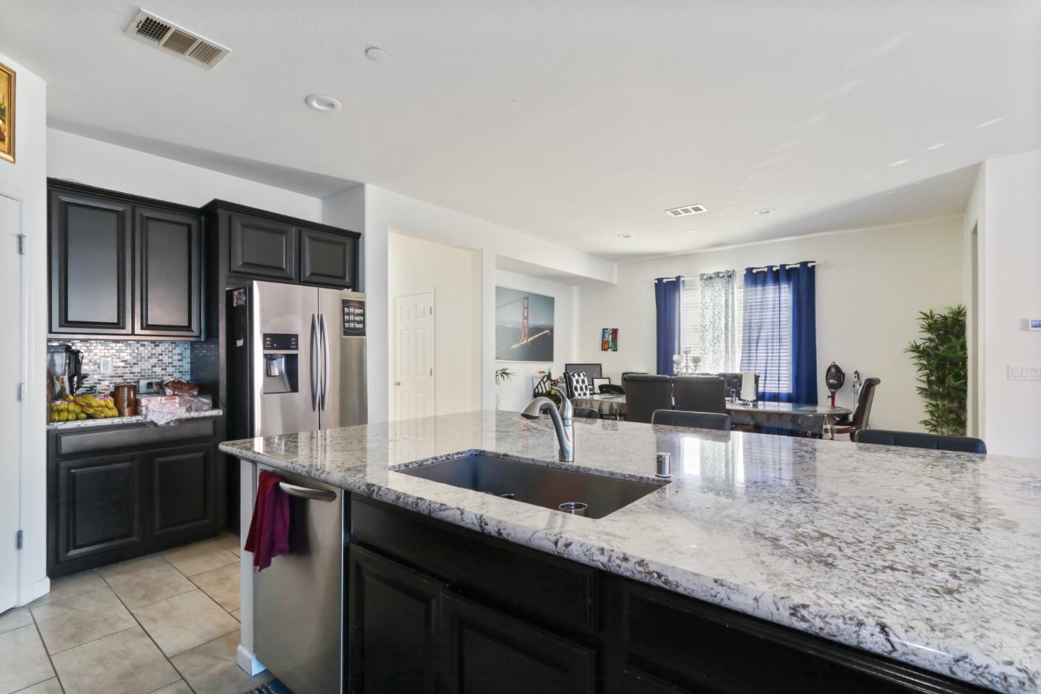 Detail Gallery Image 16 of 45 For 2015 Davis St, Woodland,  CA 95776 - 5 Beds | 3 Baths