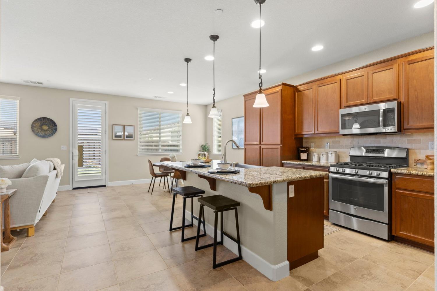 Detail Gallery Image 15 of 73 For 6307 Lookout Pass Way, Rocklin,  CA 95765 - 4 Beds | 3/1 Baths