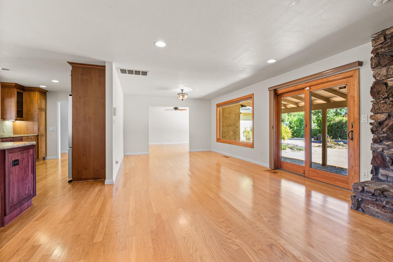 Detail Gallery Image 11 of 41 For 6840 Appomattox Way, Carmichael,  CA 95608 - 3 Beds | 2 Baths
