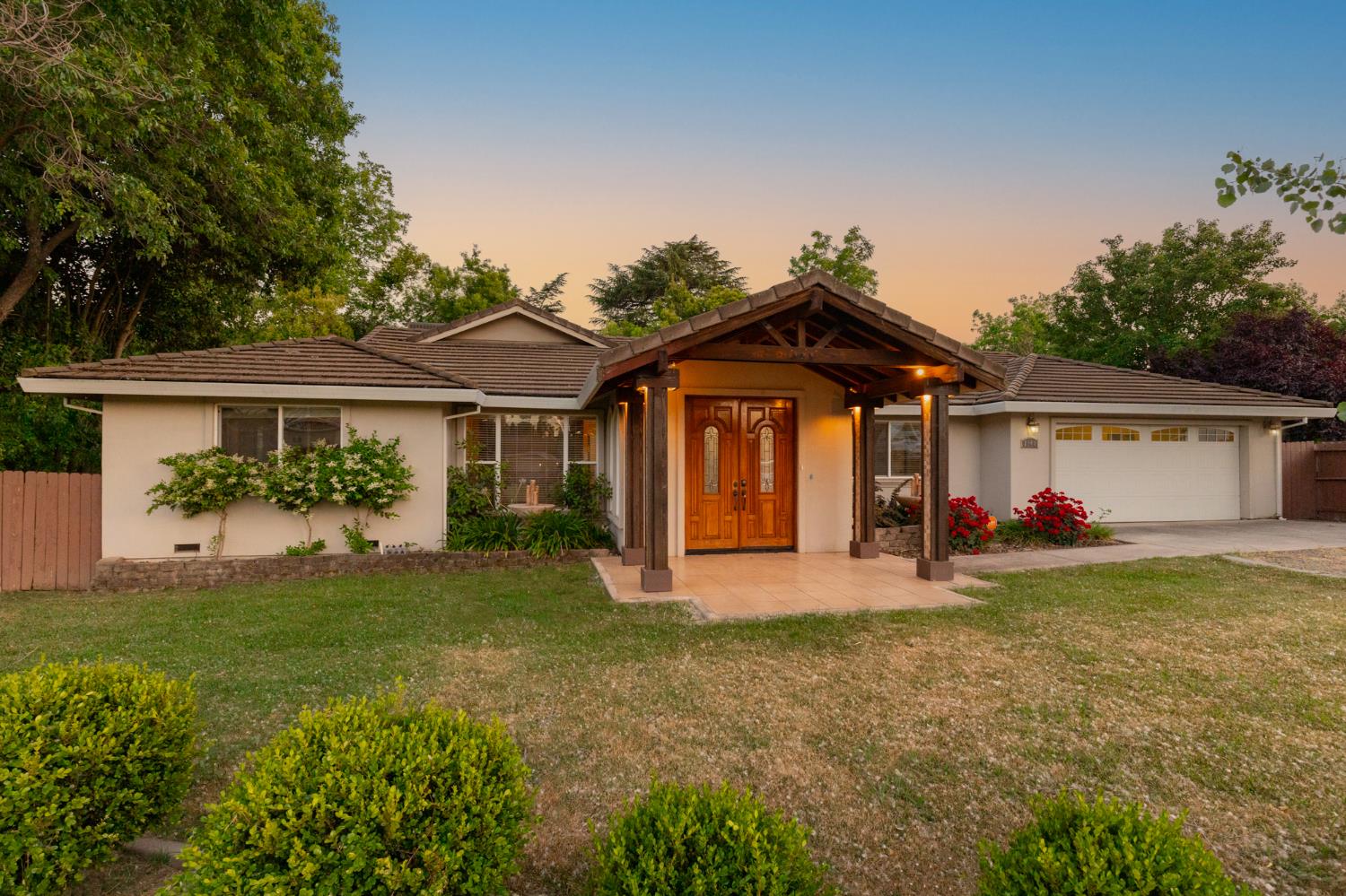 Detail Gallery Image 1 of 49 For 7948 Orange Ave, Fair Oaks,  CA 95628 - 4 Beds | 3 Baths