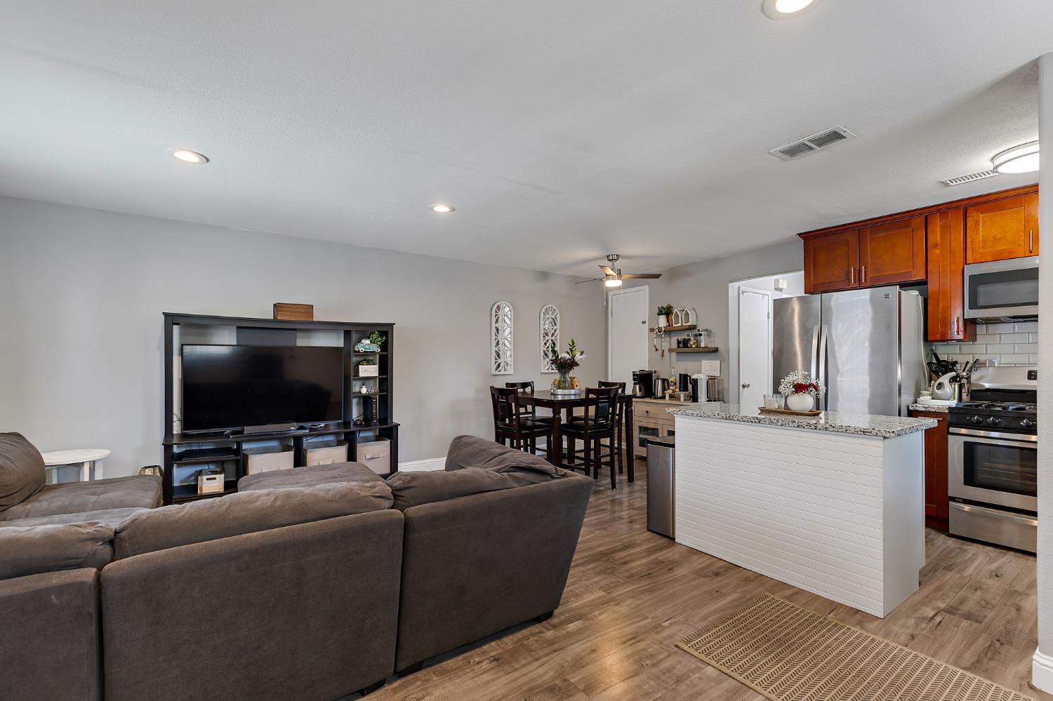 Detail Gallery Image 3 of 22 For 8943 El Mirador #4,  Elk Grove,  CA 95624 - 2 Beds | 1 Baths