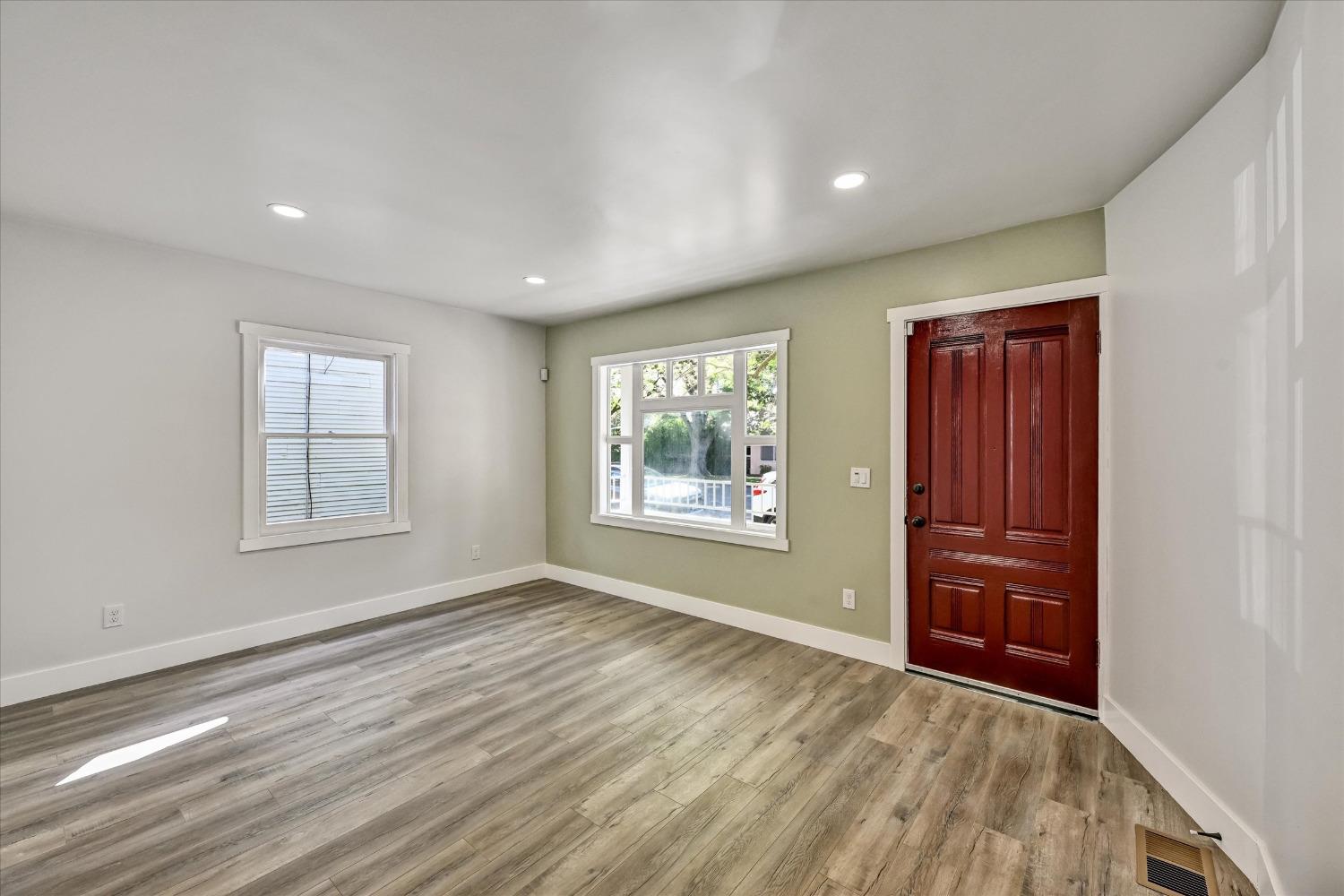 Detail Gallery Image 6 of 32 For 2019 12th St, Sacramento,  CA 95818 - – Beds | – Baths